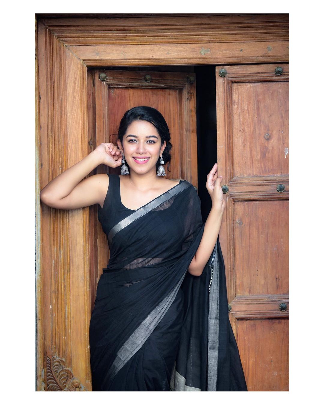 INDIAN ACTRESS MIRNALINI RAVI IMAGES IN BLACK SAREE 2